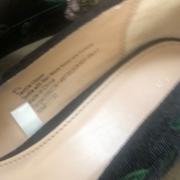 Floral Embroidered Black Pumps - Picture 9 of 13